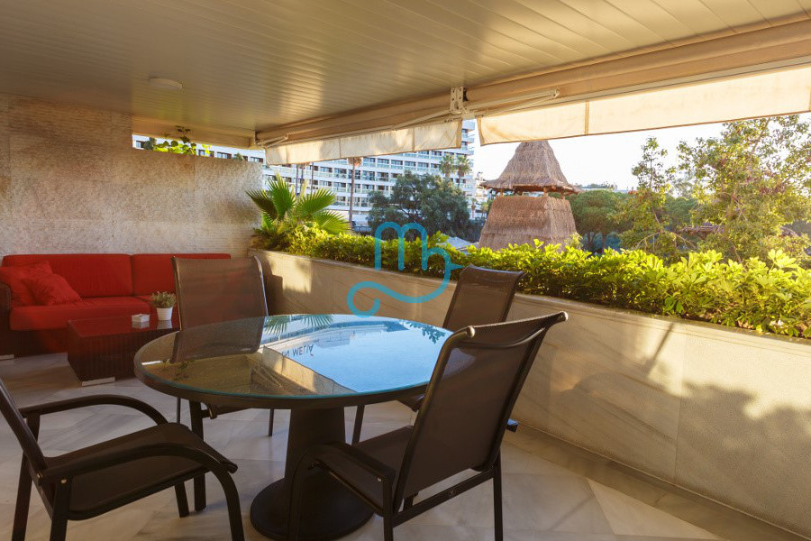 Deluxe Two-Bedroom Apartment with Side Sea View